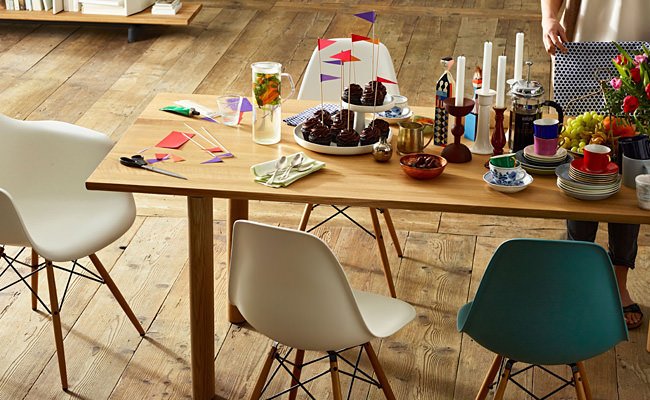 Esstisch, Eames Chairs